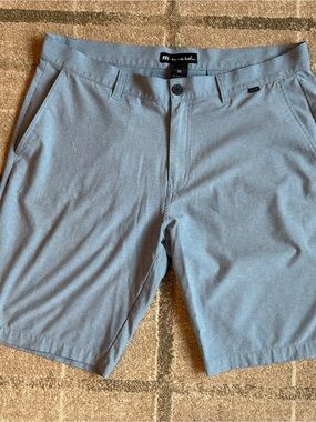 Travis Mathew Men’s Light Blue Flat Front Performance Golf Shorts Size 38